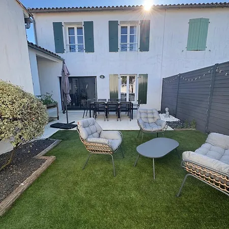 Holiday home Charmante Maison De Gros-jonc